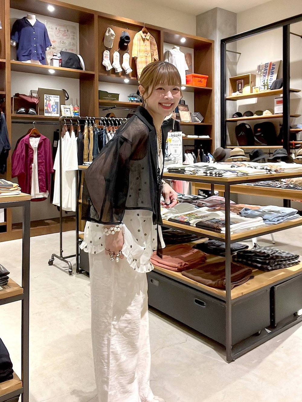 ホワイト系のタンクトップ、ベージュ系のその他パンツ、ブラック系のショルダーバッグを着用したレディースの夏コーディネートの4枚目の写真