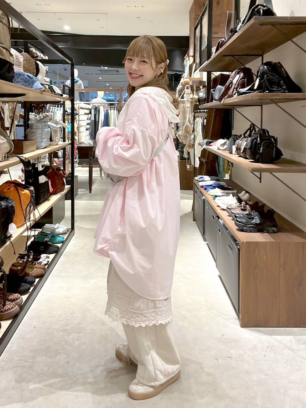 ベージュ系のデニムパンツ、ホワイト系のベスト、ピンク系のシャツ/ブラウスを着用したレディースの春コーディネートの5枚目の写真