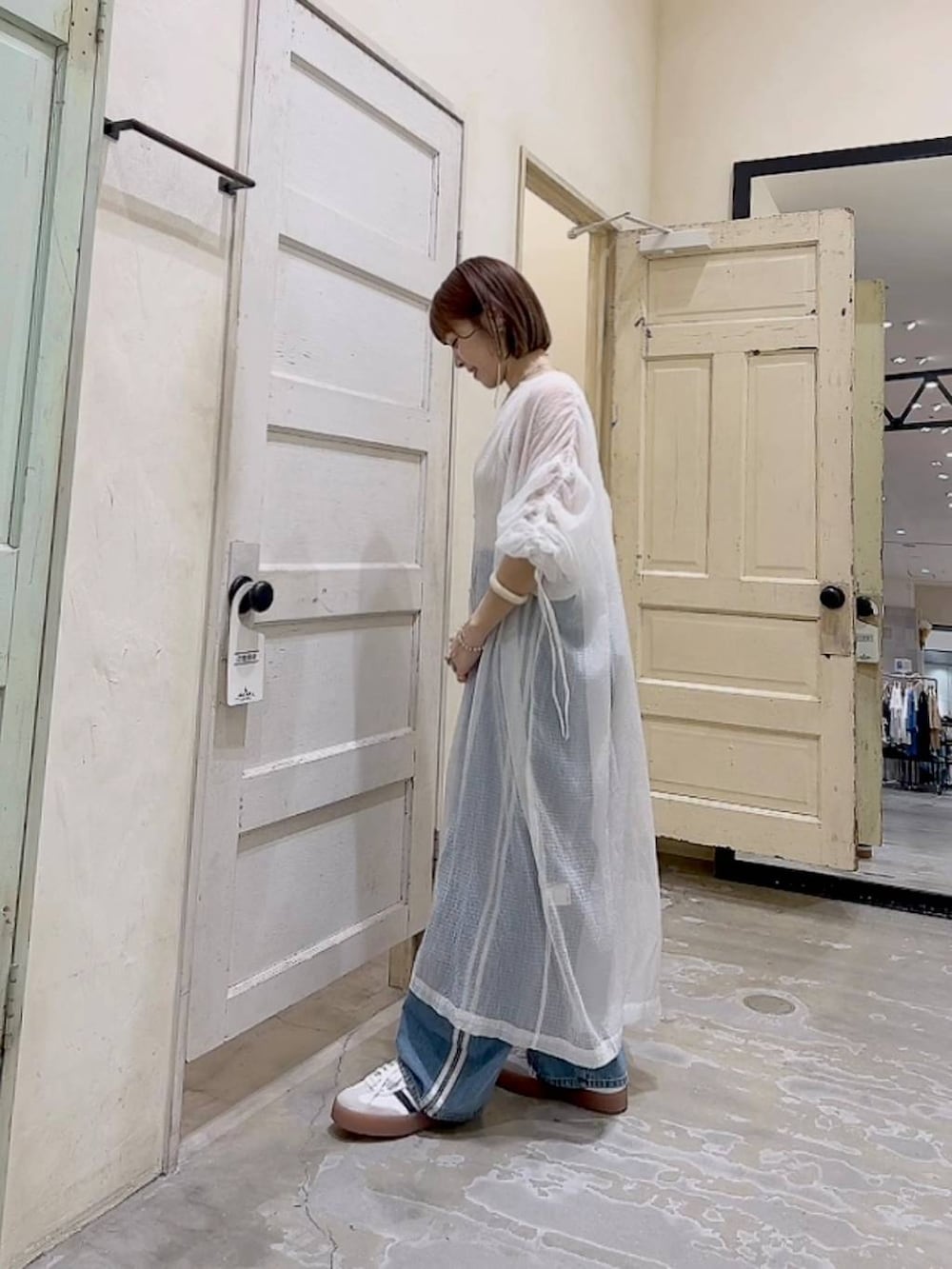 「デニムパンツ、着痩せ・細見え、体型カバー、ナチュラル、ママコーデ、夏コーデ、カジュアル、niko and ...、淡色コーデ、Over40スタッフ、大人カジュアル、シンプルコーデ、シンプル、ワンピース」｜「niko and...のシアーシャーリングワンピース（ワンピース、ホワイト系）」を使った、みきてぃ24さん（骨格ウェーブ・レディース・158cm）の夏コーディネートの5枚目の写真