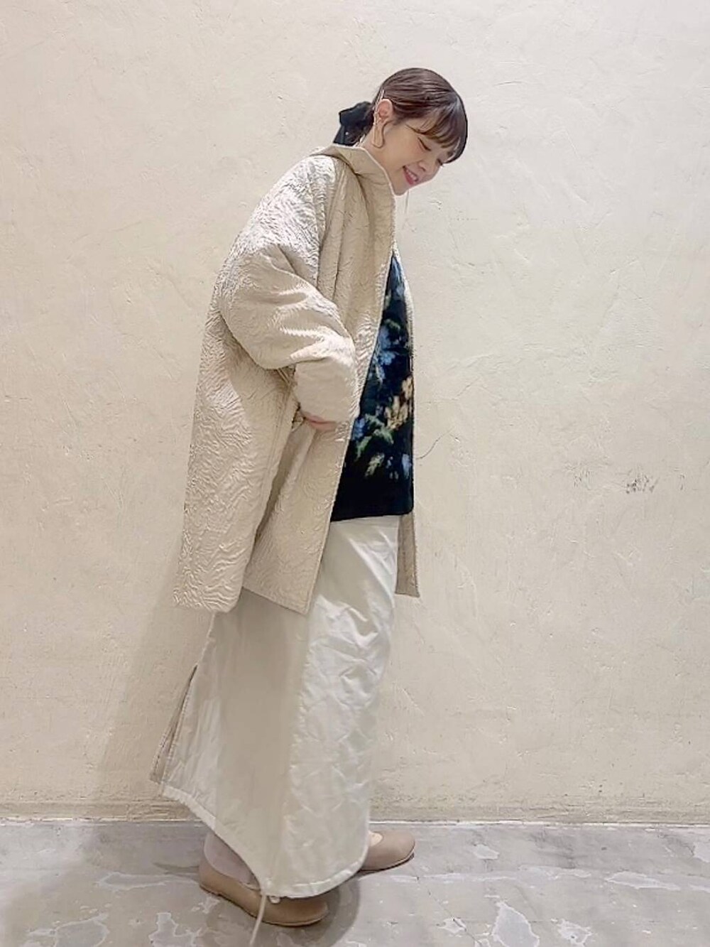 ベージュ系のその他パンツ、ベージュ系のジャンパースカート、ブラック系のカーディガン/ボレロを着用したレディースの冬コーディネートの3枚目の写真
