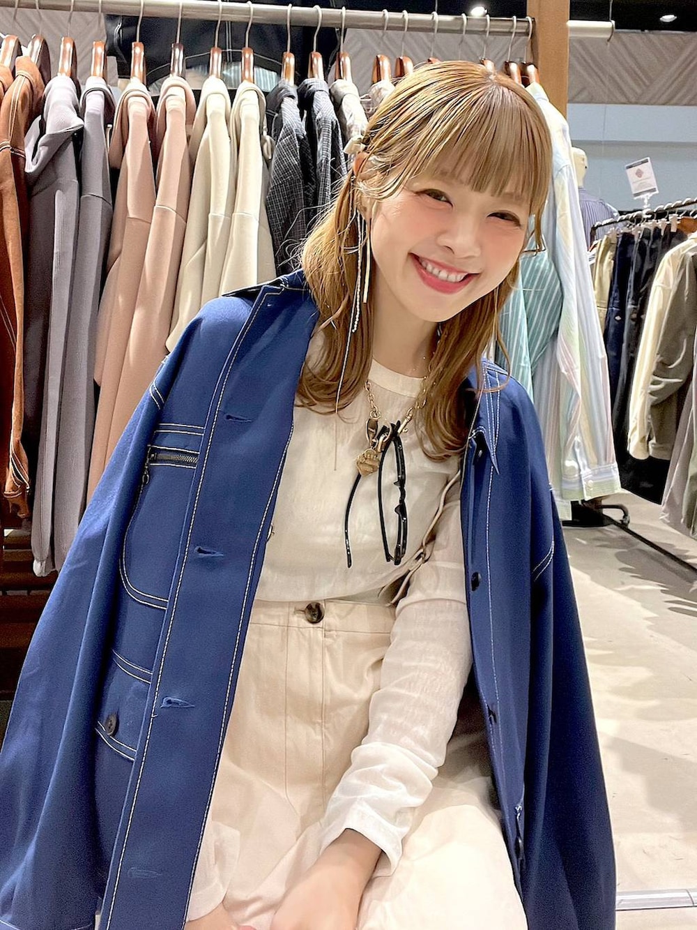 ブルー系のカバーオール、ベージュ系のTシャツ/カットソーを着用したレディースの春コーディネートの4枚目の写真