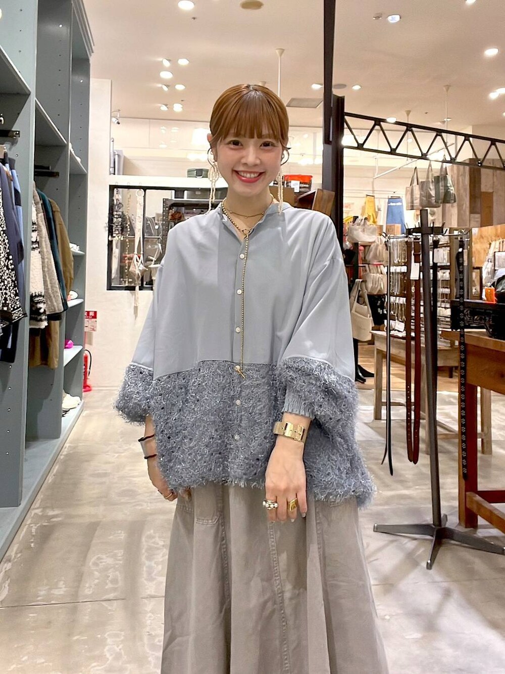 グレー系のスカート、ブルー系のシャツ/ブラウスを着用したレディースの冬コーディネートの7枚目の写真