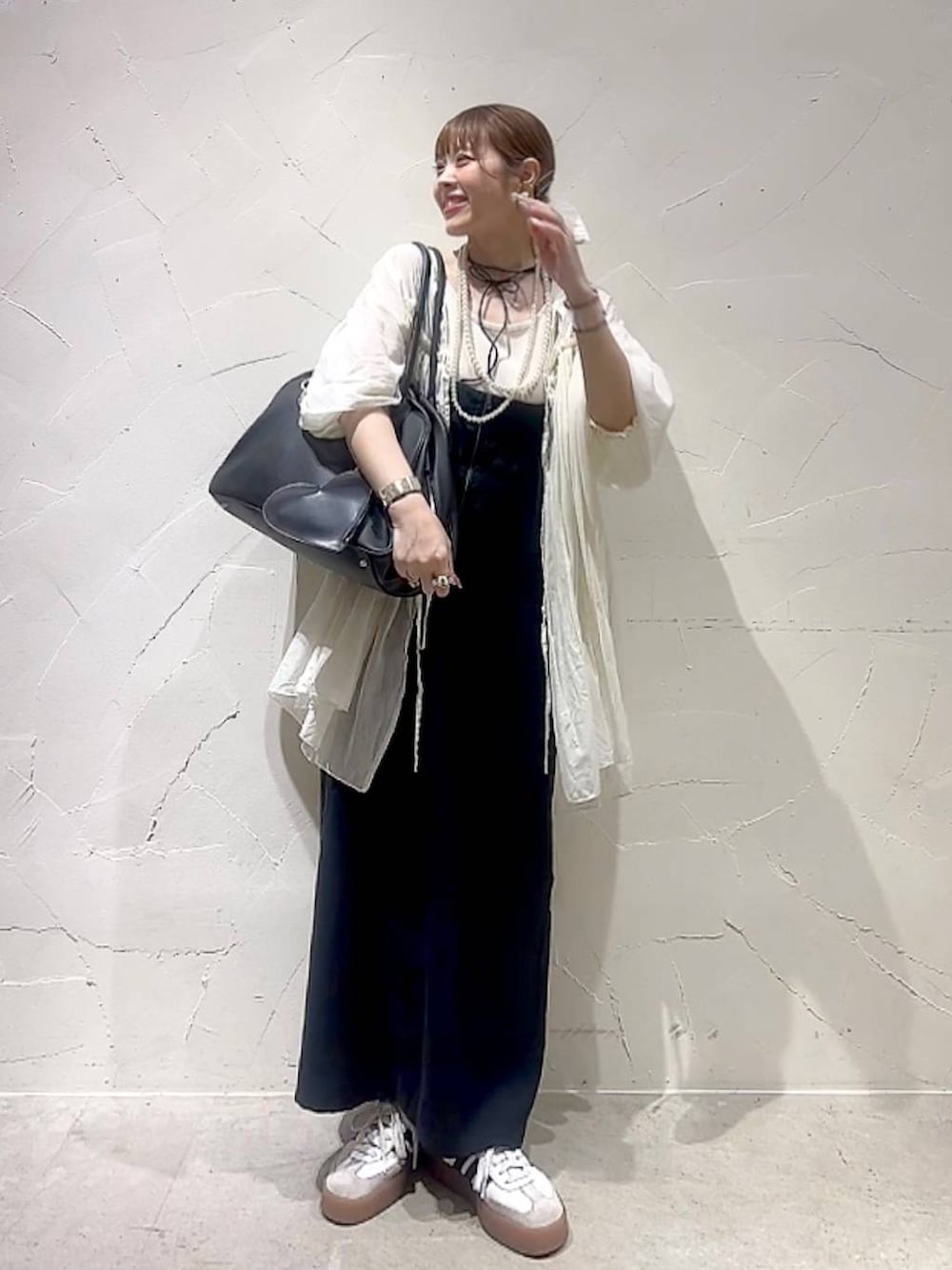 「ピアス、ネックレス、着痩せ・細見え、体型カバー、ナチュラル、ママコーデ、春コーデ、夏コーデ、カジュアル、niko and ...、淡色コーデ、Over40スタッフ、大人カジュアル、ワンピース、レイヤードスタイル」｜「Me%のハート2SETカラビナ　106345（その他雑貨、ベージュ系）」を使った、みきてぃ24さん（レディース・158cm）の春コーディネートの2枚目の写真