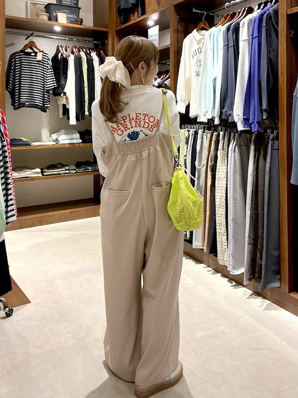 ベージュ系のスニーカー、イエロー系のショルダーバッグ、ホワイト系のヘアゴムを着用したレディースの春コーディネートの5枚目の写真