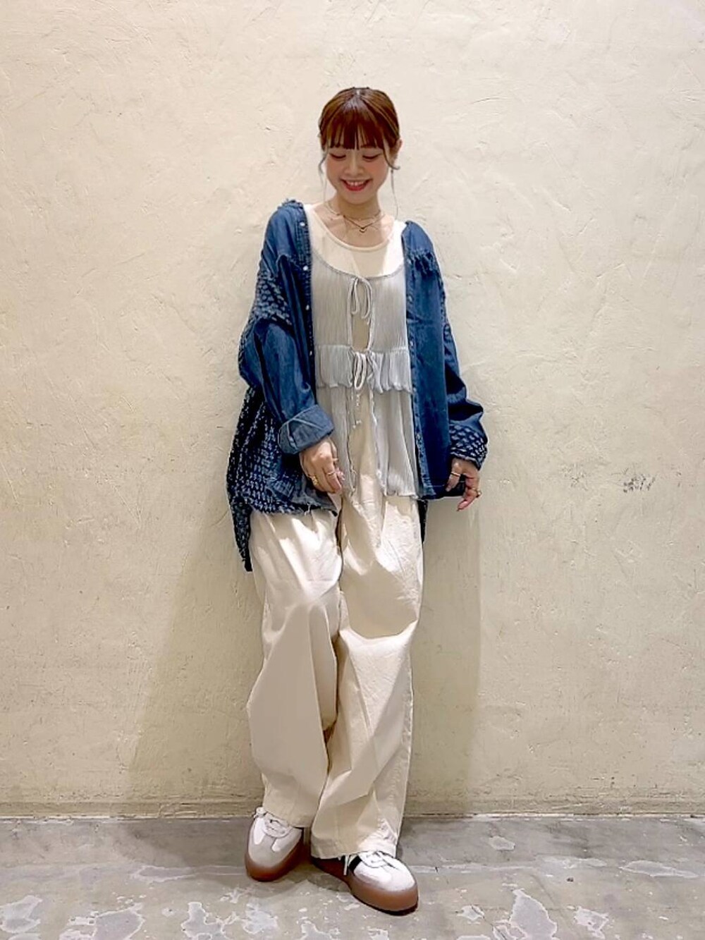 ブルー系のシャツ/ブラウス、グレー系のキャミソール、ベージュ系のその他パンツを着用したレディースの夏コーディネートの5枚目の写真