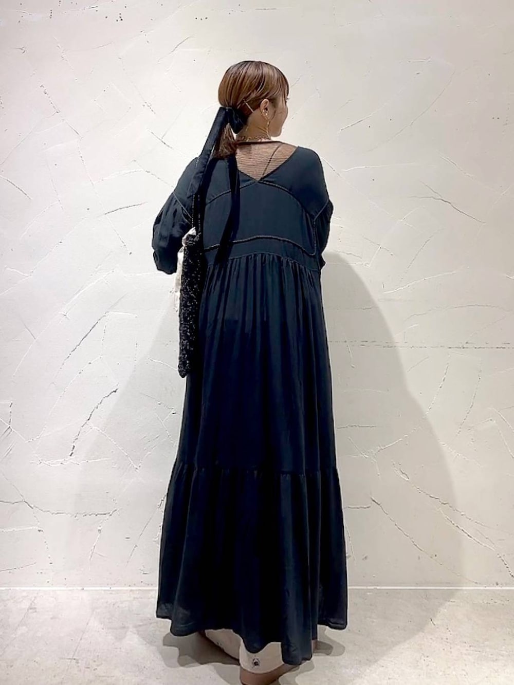 「着痩せ・細見え、体型カバー、ナチュラル、ママコーデ、春コーデ、夏コーデ、カジュアル、niko and ...、淡色コーデ、Over40スタッフ、大人カジュアル、ワンピース、パンツ、レイヤードスタイル、トートバッグ」|「niko and...のDRYチルイージープリントパンツ(その他パンツ、ベージュ系)」を使った、みきてぃ24さん(レディース・158cm)の春コーディネートの6枚目の写真