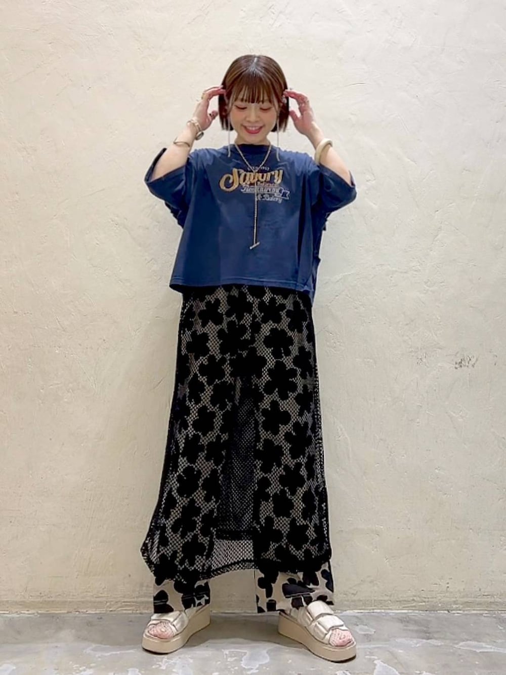 「着痩せ・細見え、体型カバー、ナチュラル、ママコーデ、夏コーデ、カジュアル、niko and ...、淡色コーデ、Over40スタッフ、大人カジュアル、Tシャツ、ワンピース、サンダル、レイヤードスタイル」｜「niko and...のオリジナルキルティングサンダル（サンダル、ホワイト系）」を使った、みきてぃ24さん（骨格ウェーブ・レディース・158cm）の夏コーディネートの2枚目の写真