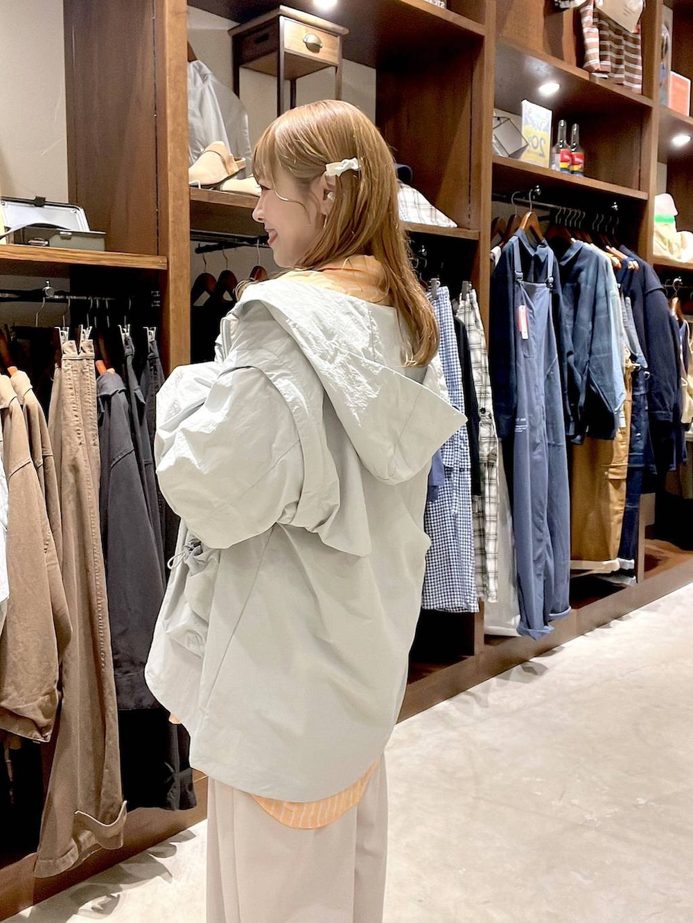 ベージュ系のスニーカー、ベージュ系のサロペット/オーバーオール、グレー系のボディバッグ/ウエストポーチを着用したレディースの春コーディネートの5枚目の写真