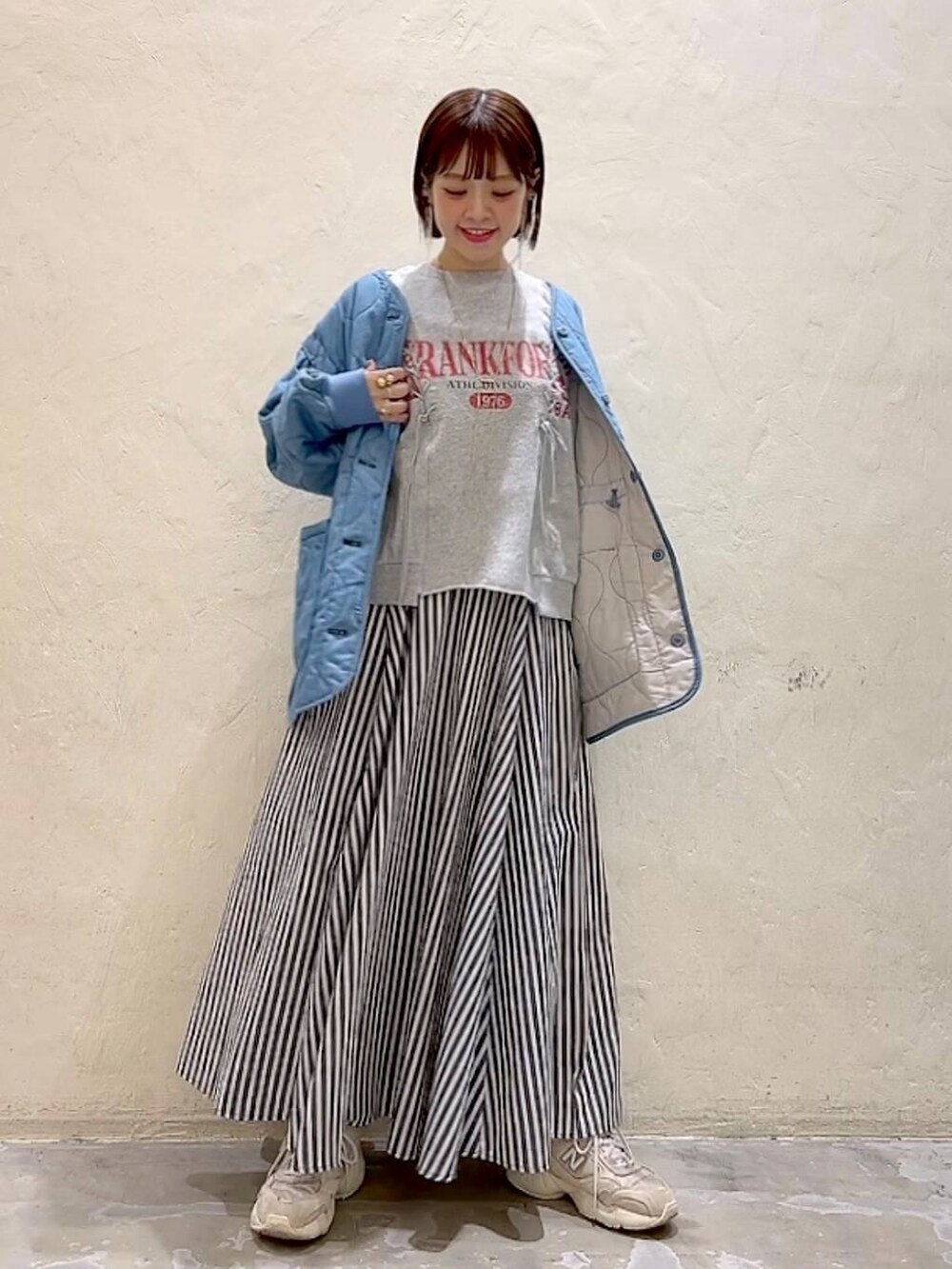 グレー系のTシャツ/カットソー、ブルー系のその他アウター、ブルー系のスカートを着用したレディースの春コーディネートの2枚目の写真
