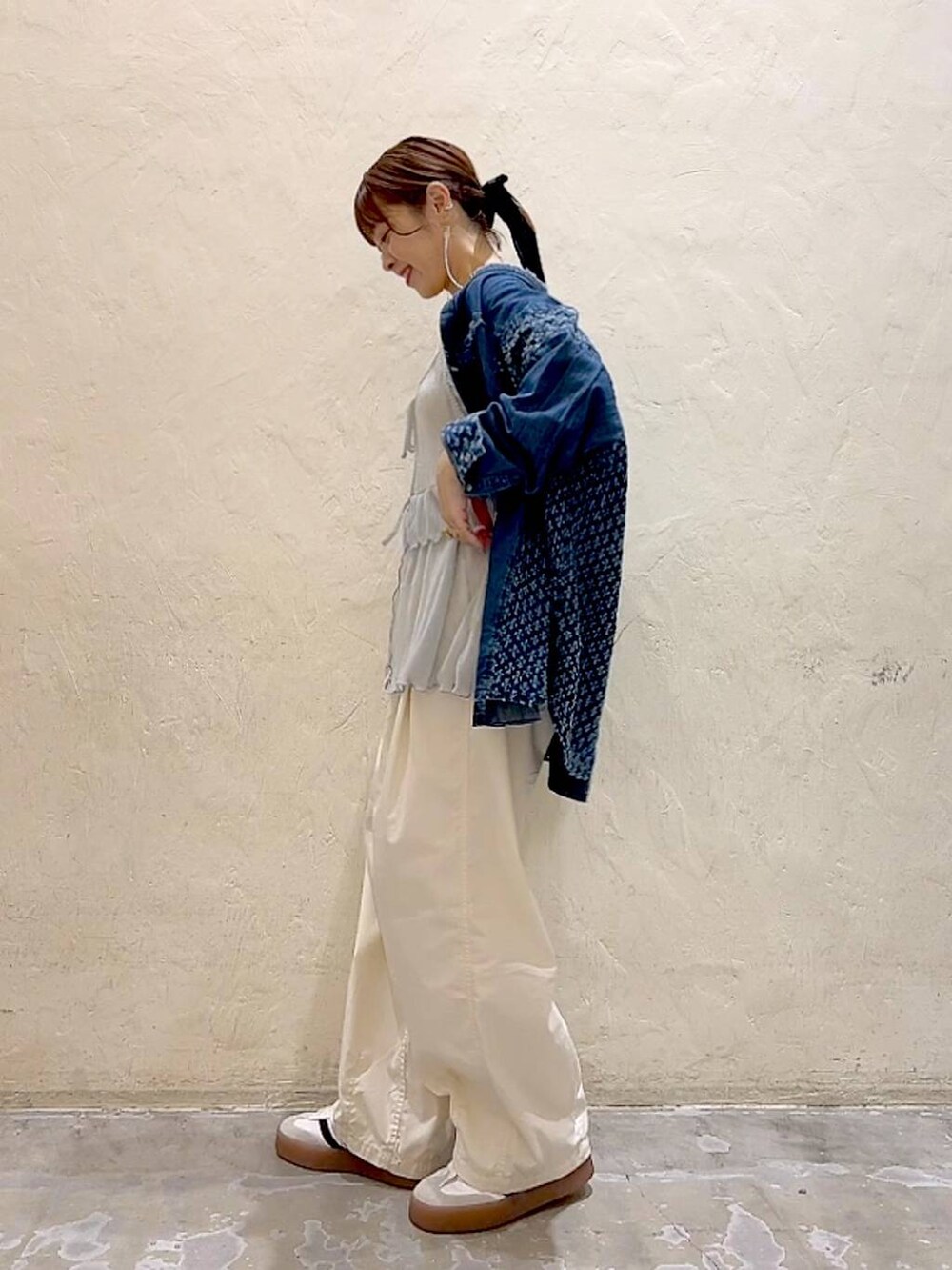 ブルー系のシャツ/ブラウス、グレー系のキャミソール、ベージュ系のその他パンツを着用したレディースの夏コーディネートの4枚目の写真