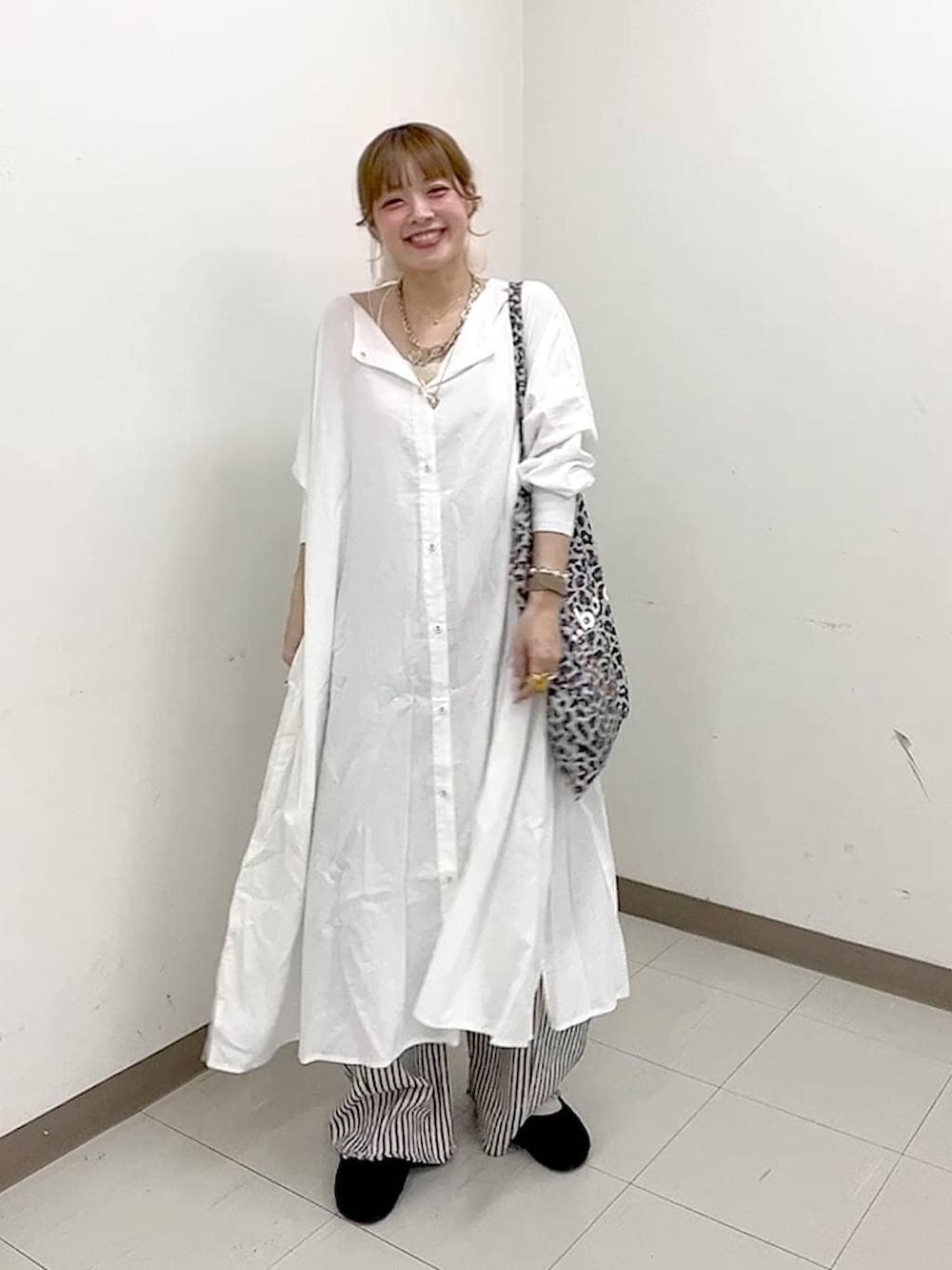 その他のトートバッグ、ブラック系のパンプス、ホワイト系のデニムパンツを着用したレディースの冬コーディネートの8枚目の写真