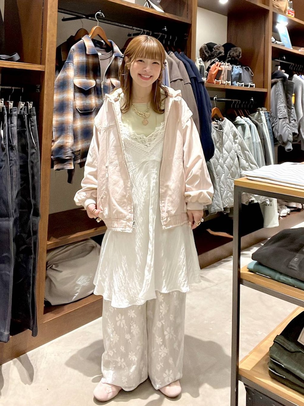 ピンク系のブルゾン、ベージュ系のその他パンツ、ベージュ系のワンピースを着用したレディースの冬コーディネートの5枚目の写真