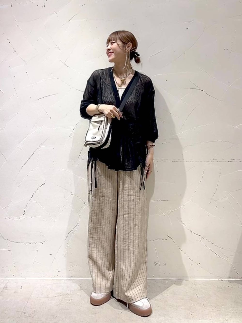 「着痩せ・細見え、体型カバー、ナチュラル、ママコーデ、春コーデ、夏コーデ、カジュアル、niko and ...、淡色コーデ、Over40スタッフ、大人カジュアル、カーディガン、パンツ、ショルダーバッグ」｜「niko and...のDRYリネンライクユルパンツ（その他パンツ、ベージュ系）」を使った、みきてぃ24さん（レディース・158cm）の夏コーディネートの3枚目の写真
