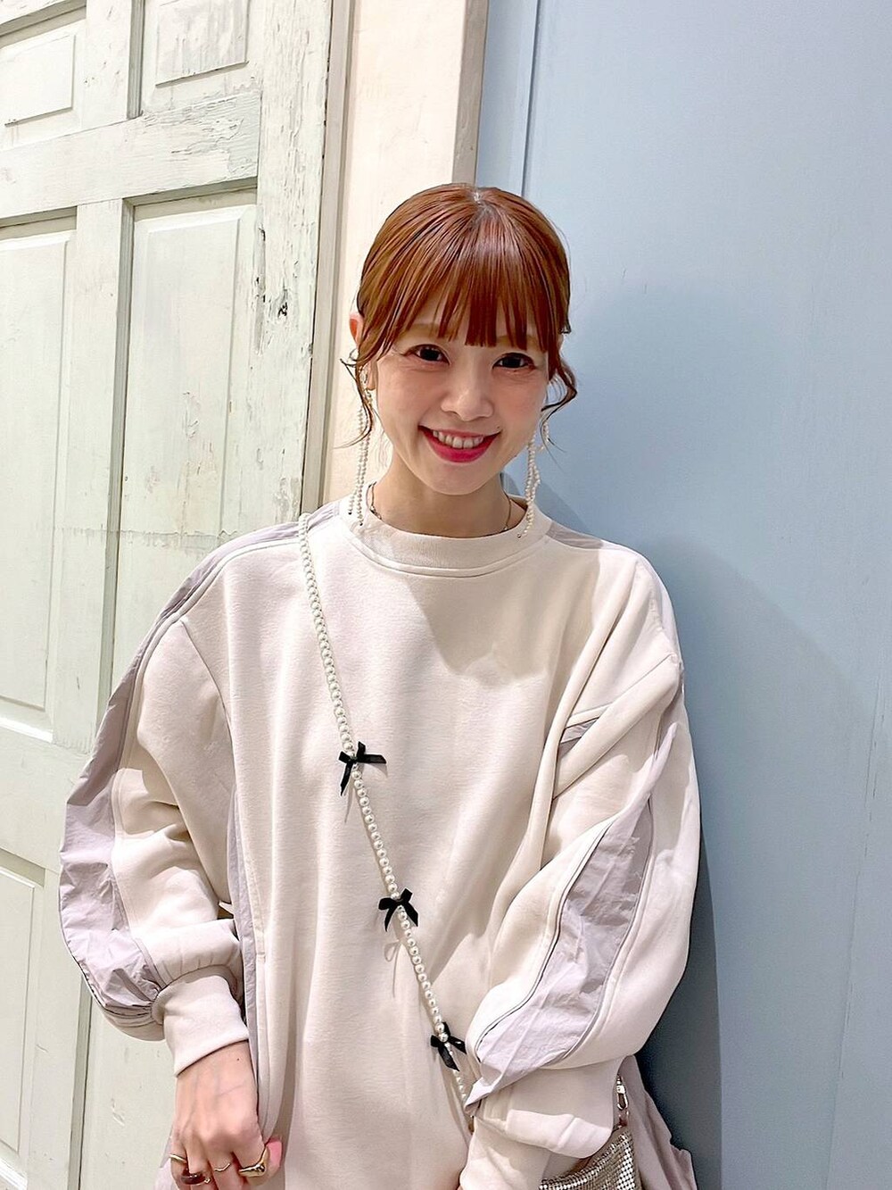 「ママコーデ、冬コーデ、着痩せ・細見え、体型カバー、ナチュラル、カジュアル、niko and ...、淡色コーデ、Over40スタッフ、大人カジュアル、スウェット、スカート、モバイルグッズ_Me%、ワントーン」｜「Me%のメタルメッシュポーチショルダー　103417（ショルダーバッグ、ゴールド系）」を使った、みきてぃ24さん（レディース・158cm）の冬コーディネートの7枚目の写真