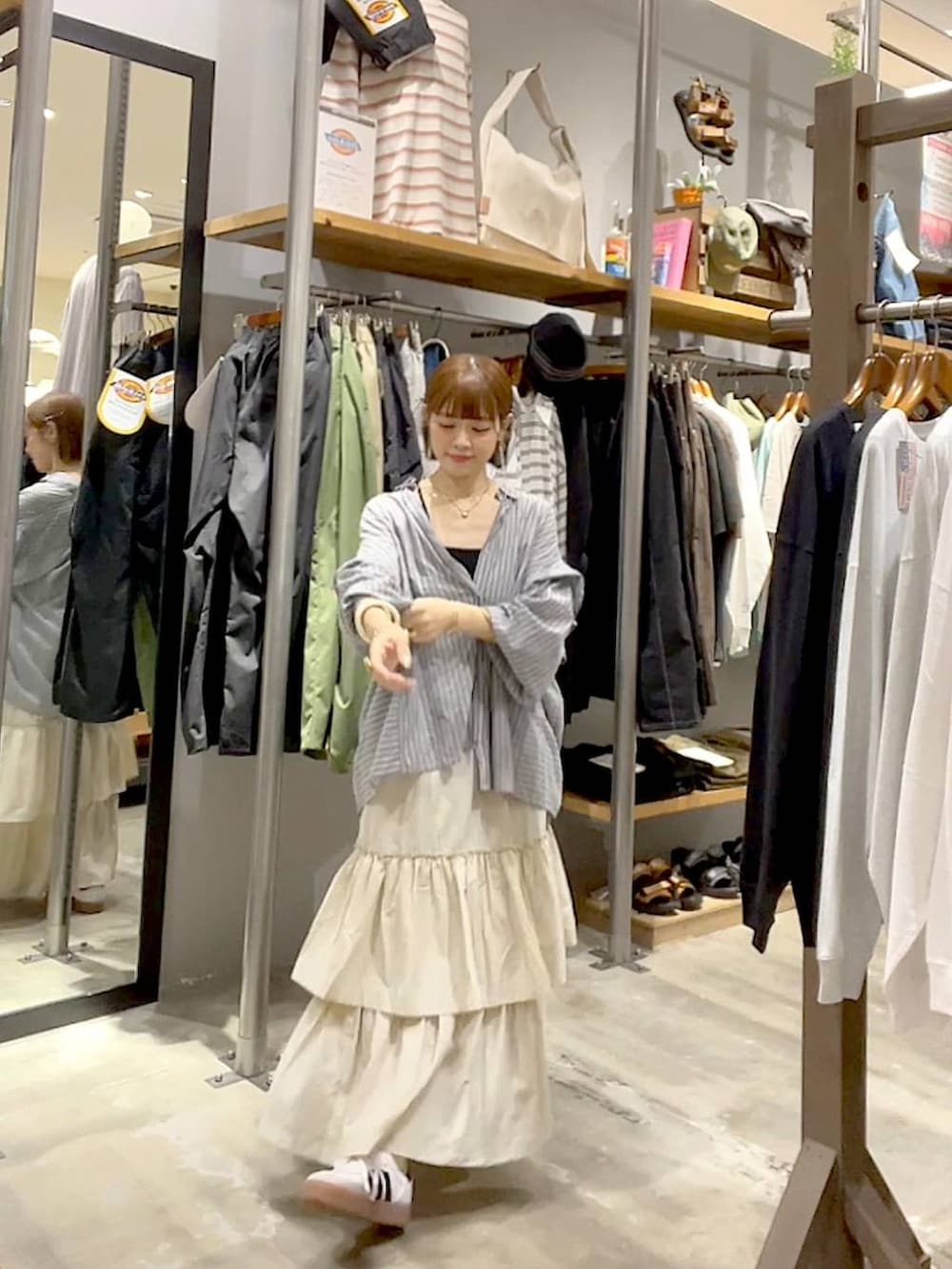 グレー系のシャツ/ブラウス、ベージュ系のスカート、ブラック系のキャミソールを着用したレディースの夏コーディネートの3枚目の写真