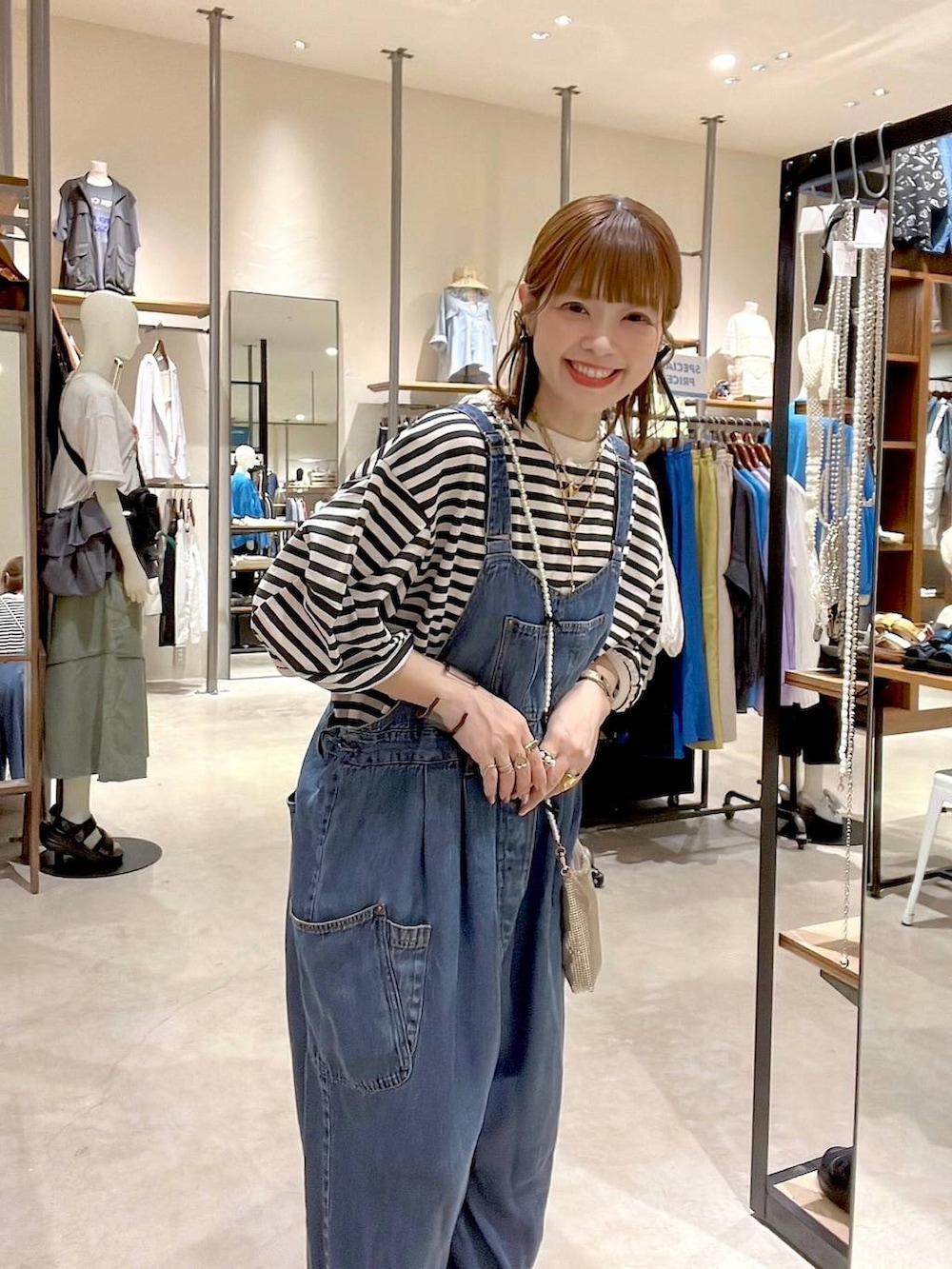 「着痩せ・細見え、体型カバー、ナチュラル、ママコーデ、niko and ...、淡色コーデ、Over40スタッフ、大人カジュアル、サロペット、Tシャツ、サンダル、春コーデ、夏コーデ、カジュアル」｜「Me%のメタルメッシュポーチショルダー　103417（ショルダーバッグ、ゴールド系）」を使った、みきてぃ24さん（レディース・158cm）の春コーディネートの2枚目の写真