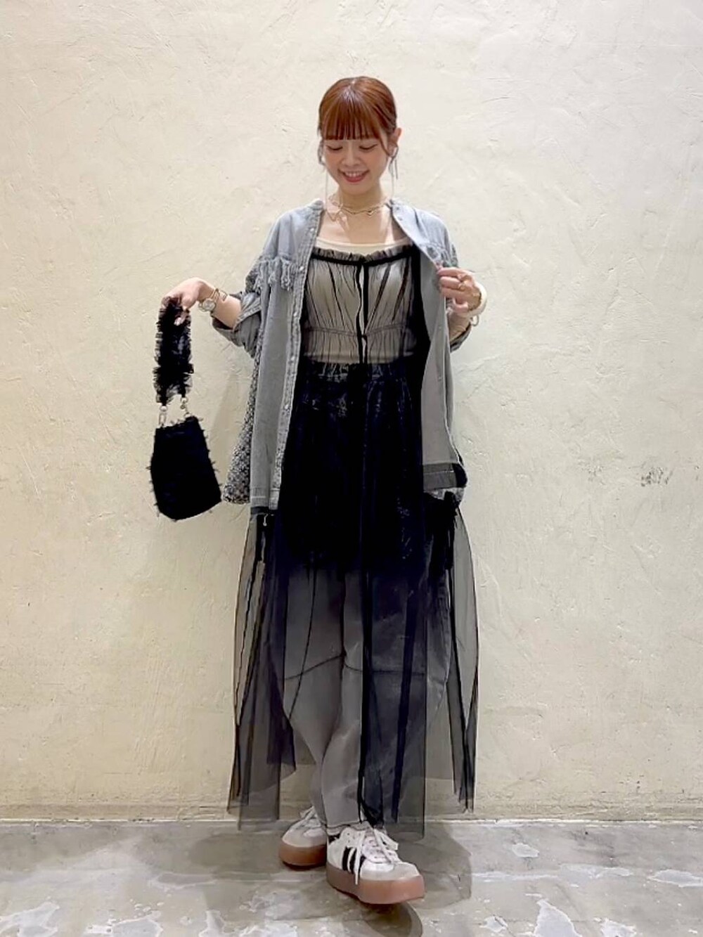 ブラック系のワンピース、グレー系のシャツ/ブラウス、ベージュ系のキャミソールを着用したレディースの秋コーディネートの7枚目の写真