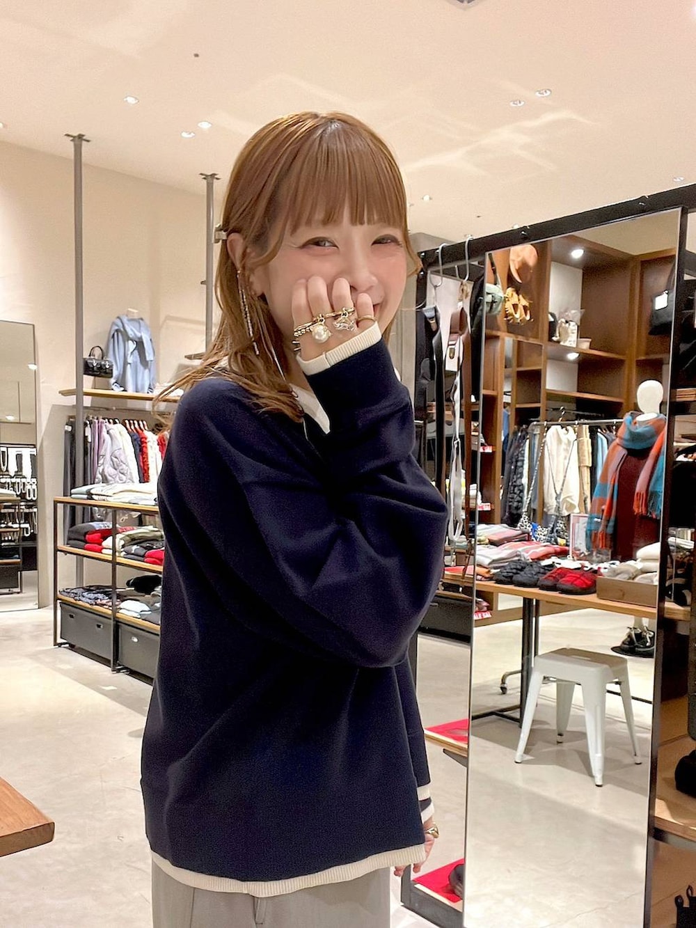 ゴールド系のスニーカー、その他のトートバッグ、グレー系のその他パンツを着用したレディースの冬コーディネートの4枚目の写真