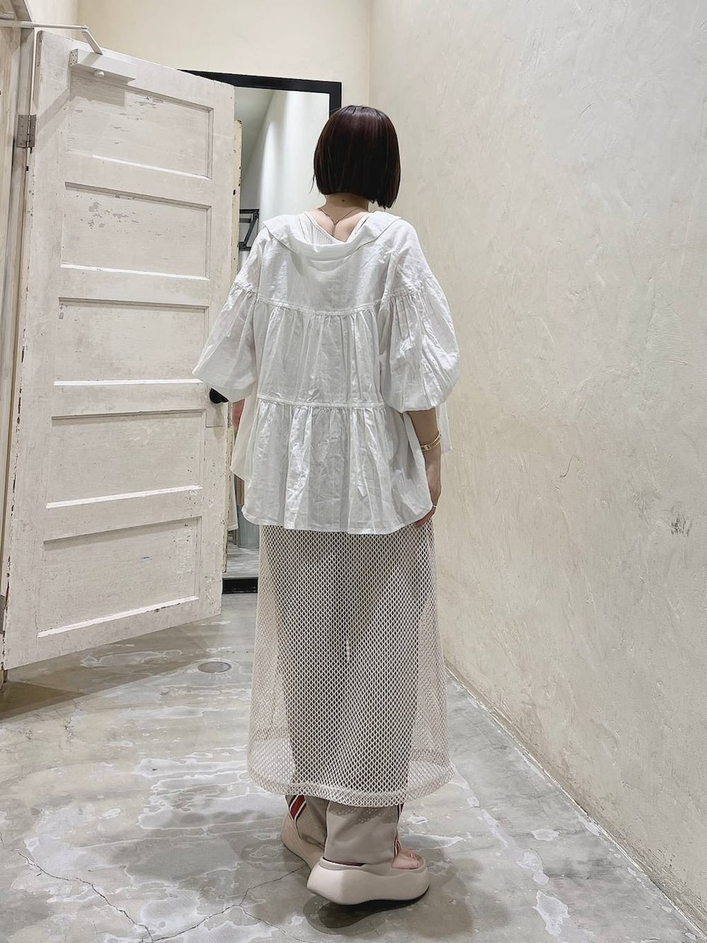 ベージュ系のサンダル、ブラウン系のその他パンツ、ベージュ系のキャミソールを着用したレディースの春コーディネートの4枚目の写真