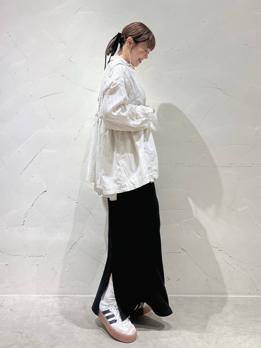 「スカート、着痩せ・細見え、体型カバー、ナチュラル、ママコーデ、春コーデ、夏コーデ、カジュアル、niko and ...、淡色コーデ、Over40スタッフ、大人カジュアル、シャツ、シャツスタイル、ベスト」｜「niko and...の2WAYガーリーベスト（ベスト、ベージュ系）」を使った、みきてぃ24さん（レディース・158cm）の春コーディネートの4枚目の写真