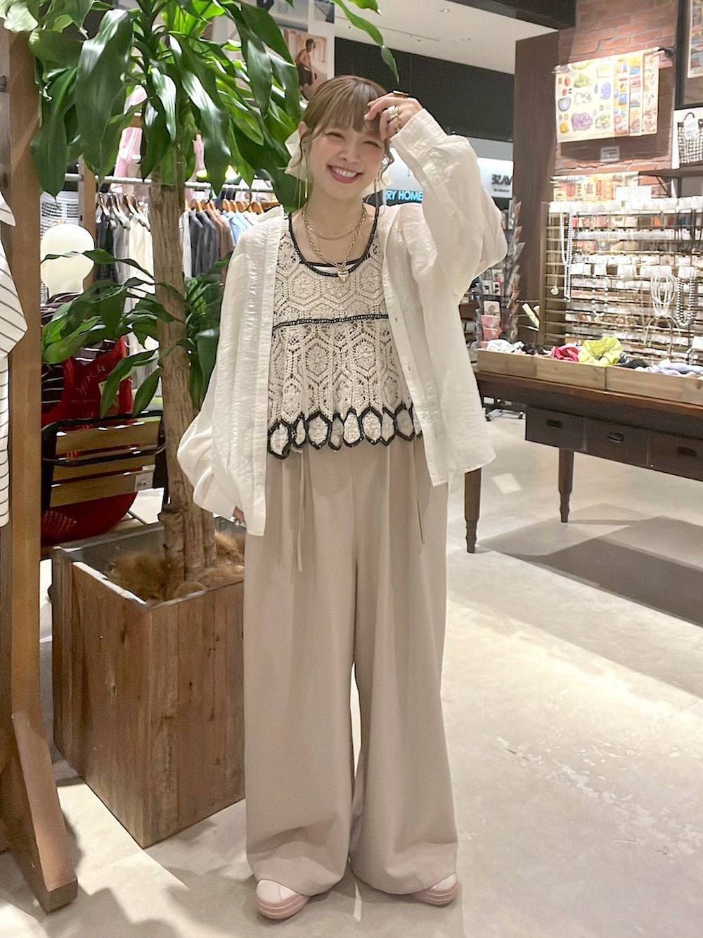 ホワイト系のシャツ/ブラウス、ベージュ系のキャミソール、ゴールド系のリングを着用したレディースの春コーディネートの8枚目の写真