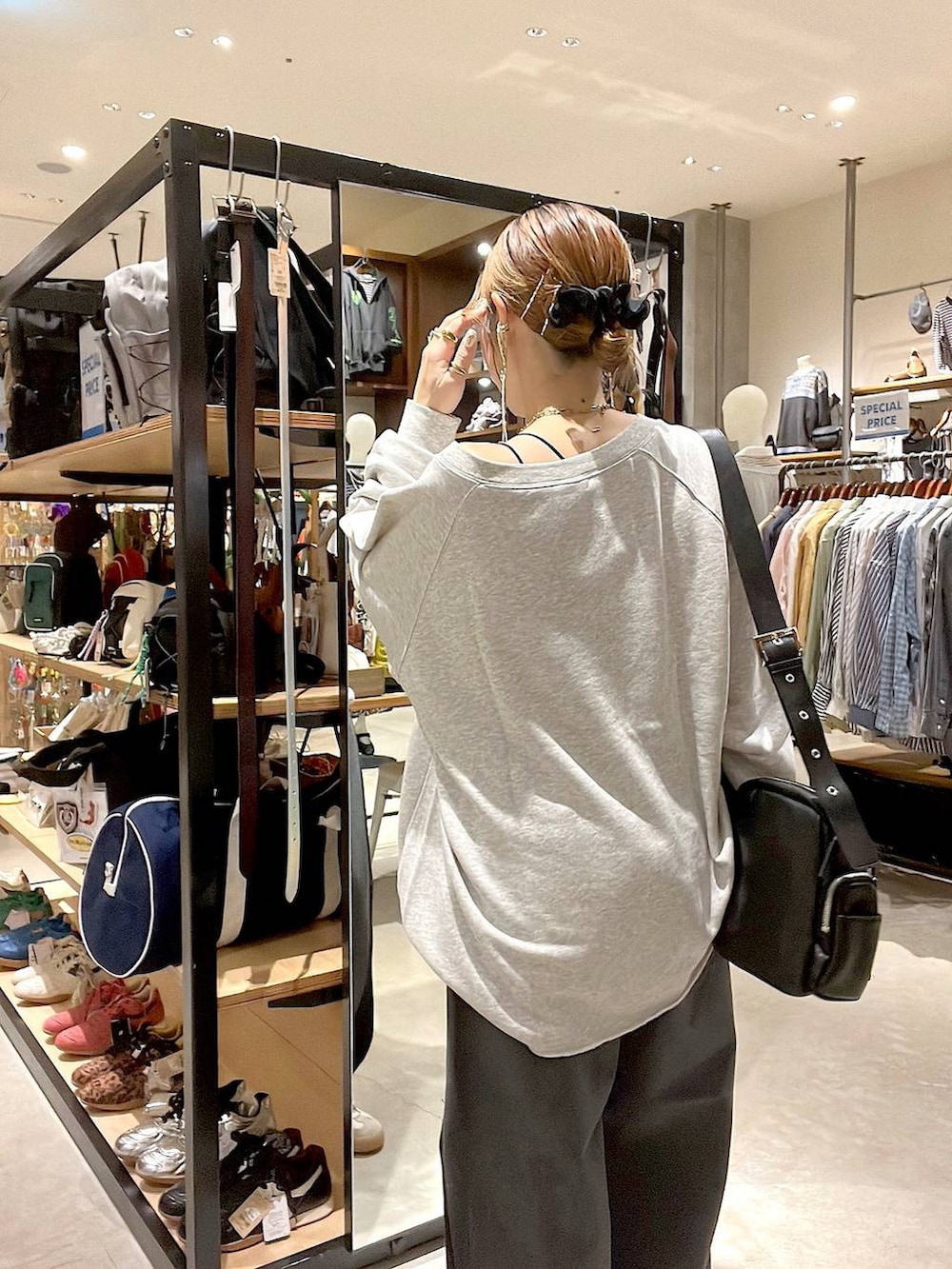 ベージュ系のスウェット、ブラック系のショルダーバッグ、イエロー系のネックレスを着用したレディースの秋コーディネートの8枚目の写真