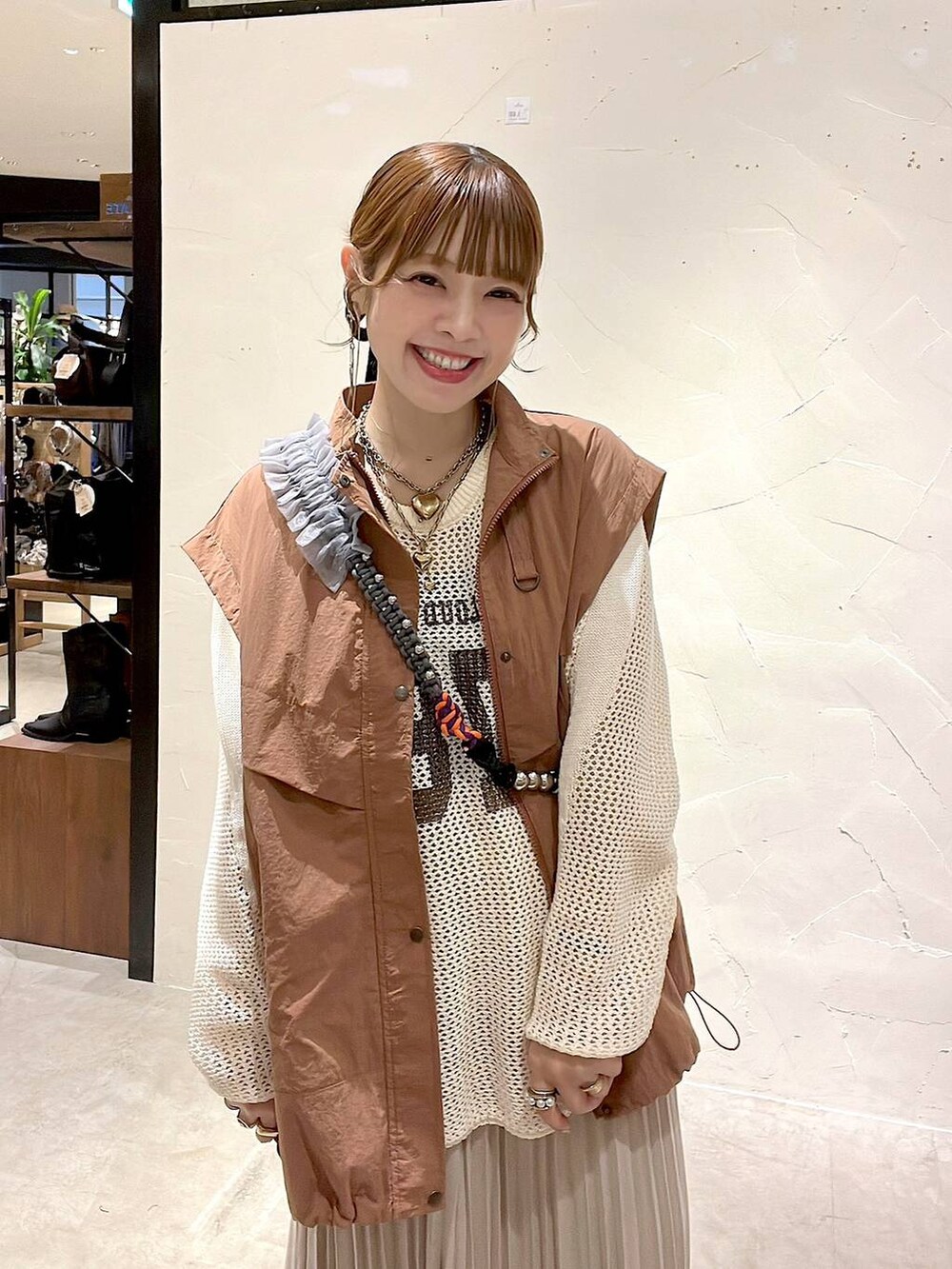 ブラウン系のブルゾン、ブラック系のドレスシューズ、ベージュ系のTシャツ/カットソーを着用したレディースの秋コーディネートの2枚目の写真