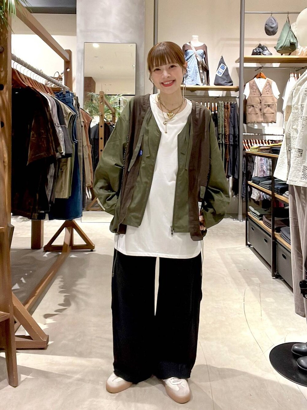 ホワイト系のTシャツ/カットソーを着用したレディースの秋コーディネートの3枚目の写真