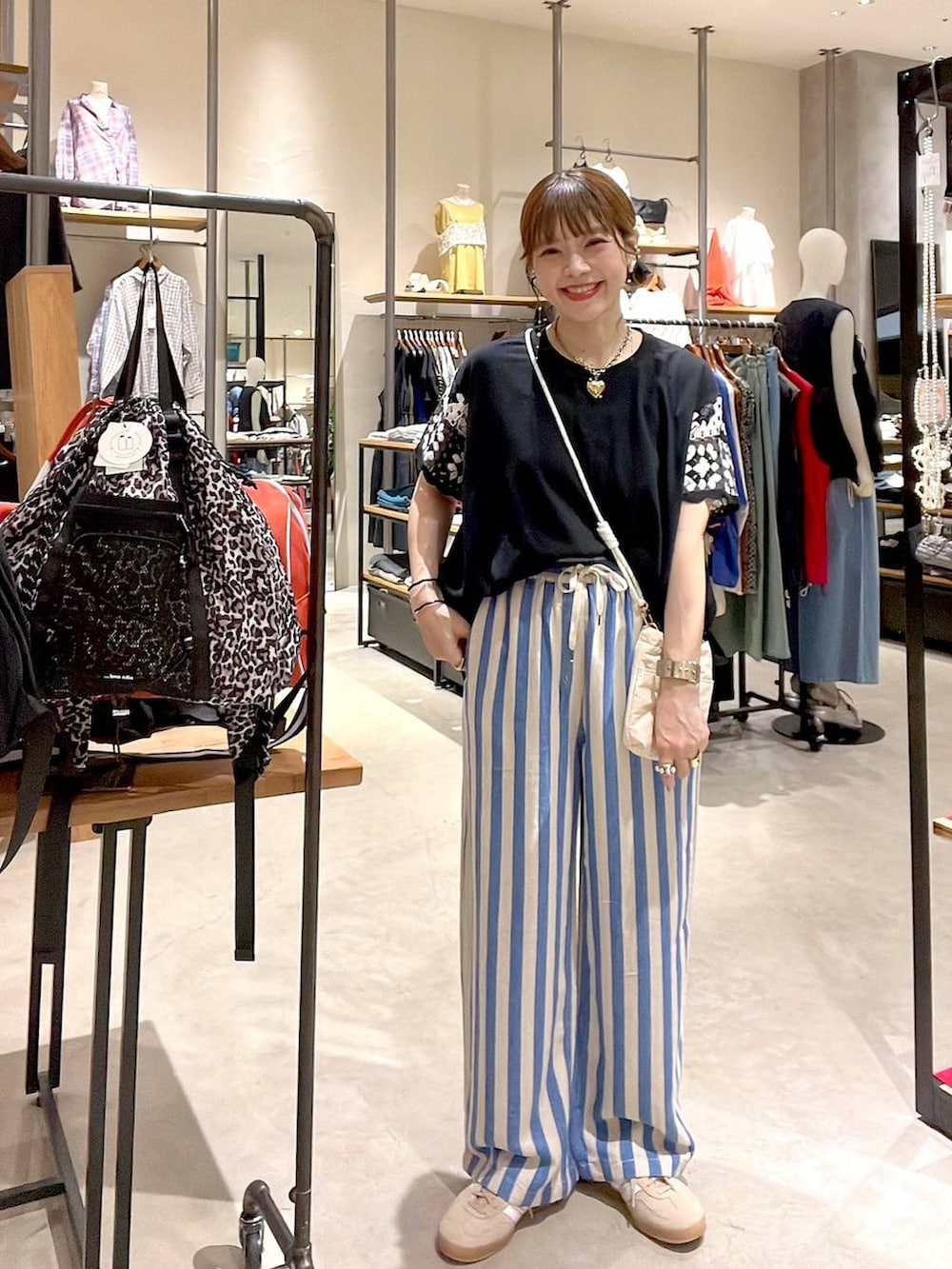 「カジュアル、niko and ...、淡色コーデ、Over40スタッフ、大人カジュアル、着痩せ・細見え、体型カバー、ナチュラル、ママコーデ、春コーデ、夏コーデ、Tシャツ、パンツ、ショルダーバッグ」｜「niko and...のオリジナル細コードショルダー巾着バッグN（ショルダーバッグ、ホワイト系）」を使った、みきてぃ24さん（レディース・158cm）の夏コーディネートの7枚目の写真