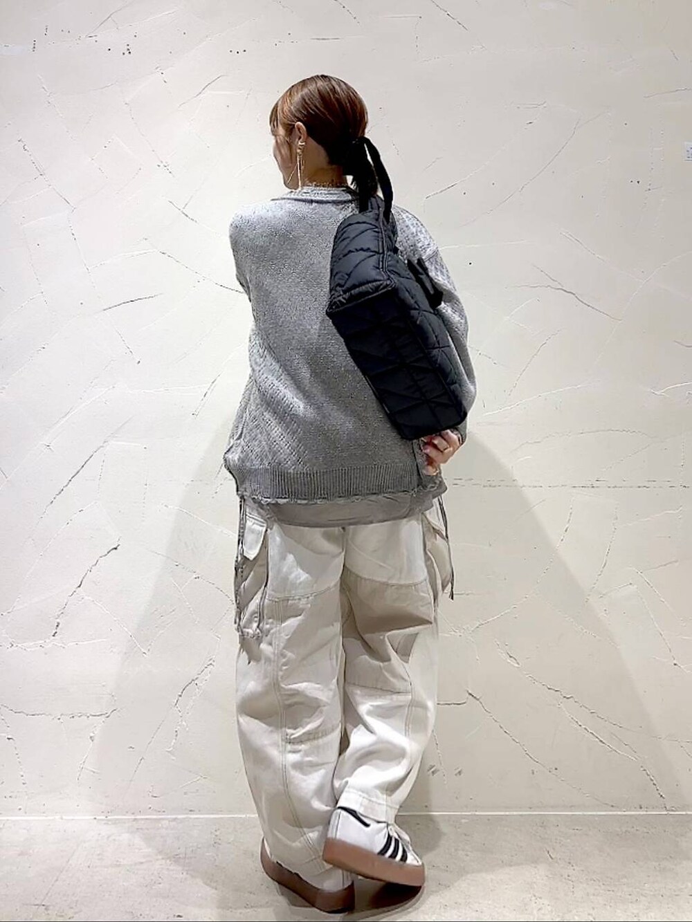 「着痩せ・細見え、体型カバー、ナチュラル、ママコーデ、春コーデ、カジュアル、niko and ...、淡色コーデ、Over40スタッフ、大人カジュアル、ブルゾン、カーディガン、シャツ、ミリタリー、パンツ」｜「niko and...のオリジナル2WAYキルトトートバッグＭ_Ｎ（トートバッグ、ブラック系）」を使った、みきてぃ24さん（レディース・158cm）の春コーディネートの5枚目の写真