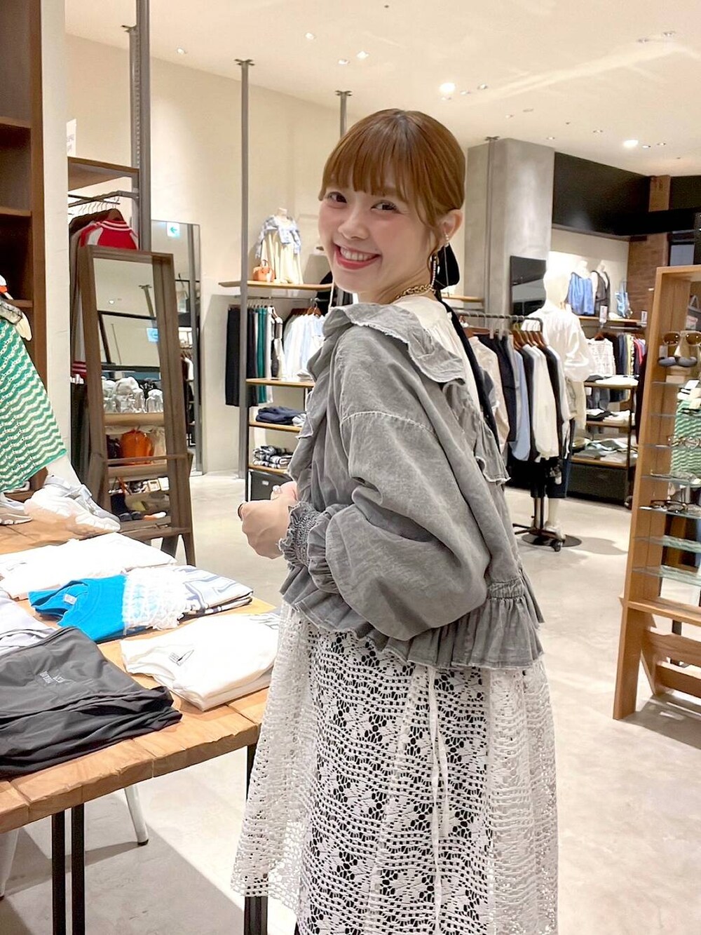 グレー系のシャツ/ブラウス、ブラック系のその他パンツ、ホワイト系のチュニックを着用したレディースの春コーディネートの7枚目の写真