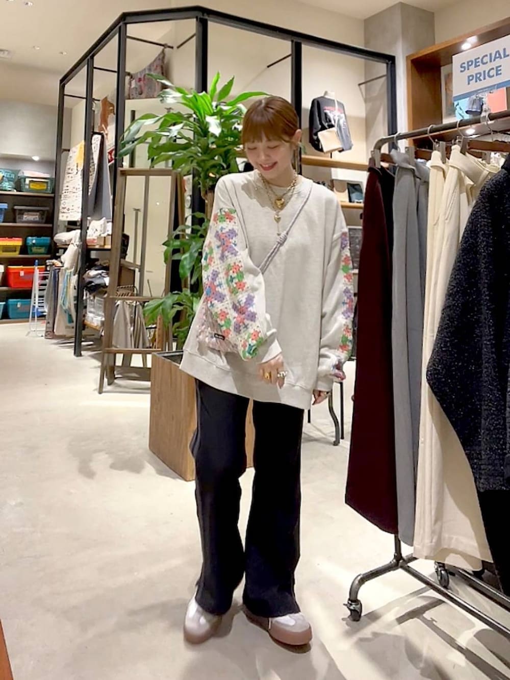 ピンク系のショルダーバッグ、ブラック系のその他パンツ、ベージュ系のスウェットを着用したレディースの春コーディネートの3枚目の写真