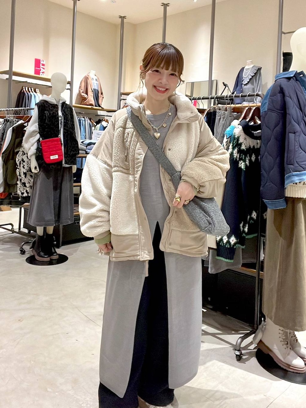 ベージュ系のその他アウター、ブラック系のその他パンツ、グレー系のワンピースを着用したレディースの冬コーディネートの5枚目の写真