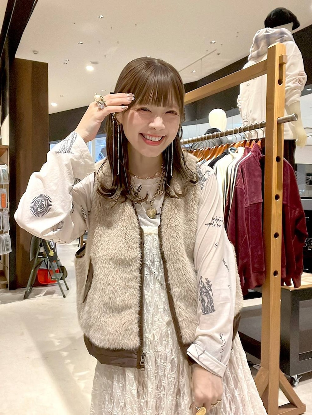 ベージュ系のワンピース、その他のTシャツ/カットソー、ブラウン系のベストを着用したレディースの秋コーディネートの3枚目の写真