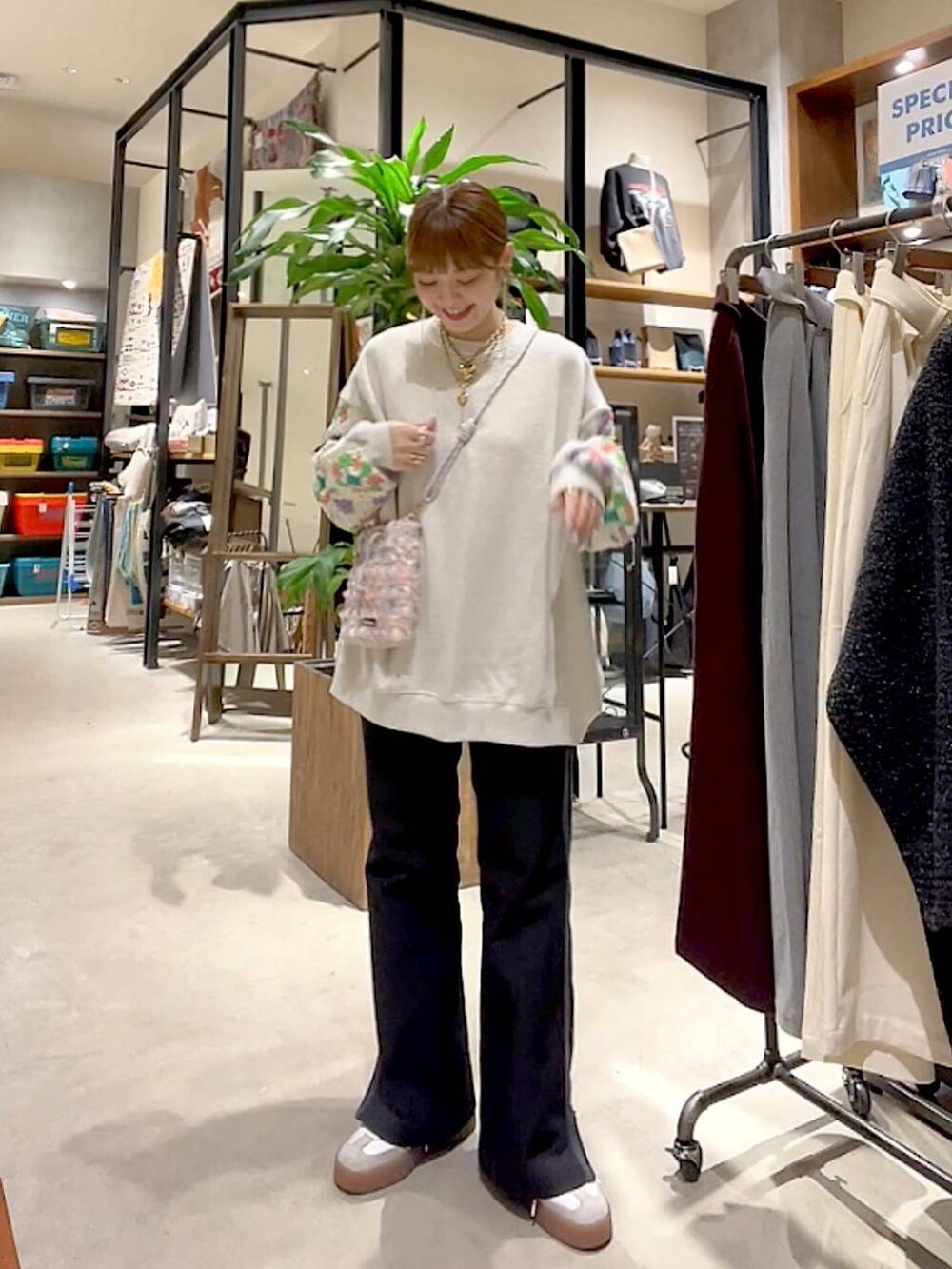 ピンク系のショルダーバッグ、ブラック系のその他パンツ、ベージュ系のスウェットを着用したレディースの春コーディネートの9枚目の写真