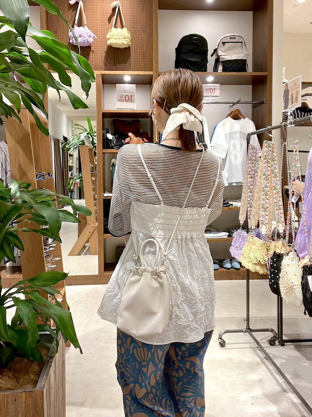 「着痩せ・細見え、体型カバー、ナチュラル、ママコーデ、春コーデ、夏コーデ、カジュアル、niko and ...、淡色コーデ、Over40スタッフ、大人カジュアル、キャミソール、パンツ、Tシャツ」｜「niko and...のDRYチルイージープリントパンツ（その他パンツ、ブルー系）」を使った、みきてぃ24さん（レディース・158cm）の春コーディネートの7枚目の写真