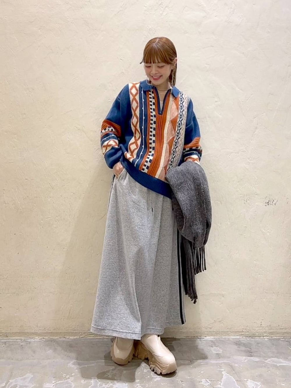 ブルー系のニット/セーター、グレー系のストール/ショール、ブラック系のバレッタ/ヘアクリップを着用したレディースの秋コーディネートの8枚目の写真