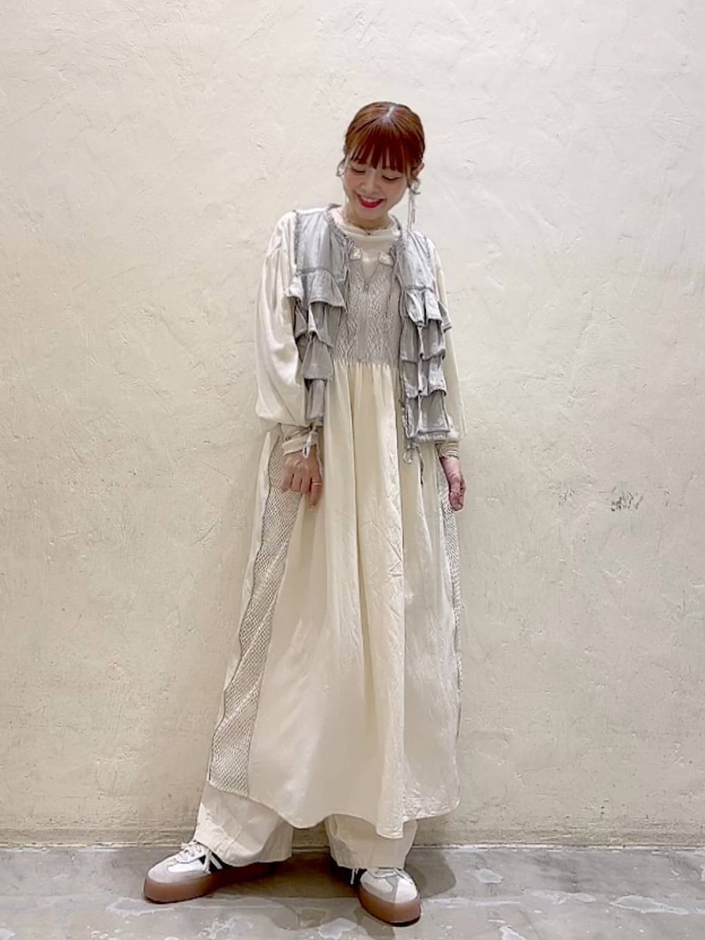 「パンツ、レイヤードスタイル、着痩せ・細見え、体型カバー、ナチュラル、ママコーデ、秋コーデ、冬コーデ、カジュアル、niko and ...、淡色コーデ、Over40スタッフ、大人カジュアル、ワンピース、ベスト」｜「niko and...のフリルティアードベスト（ベスト、グレー系）」を使った、みきてぃ24さん（骨格ウェーブ・レディース・158cm）の秋コーディネートの2枚目の写真