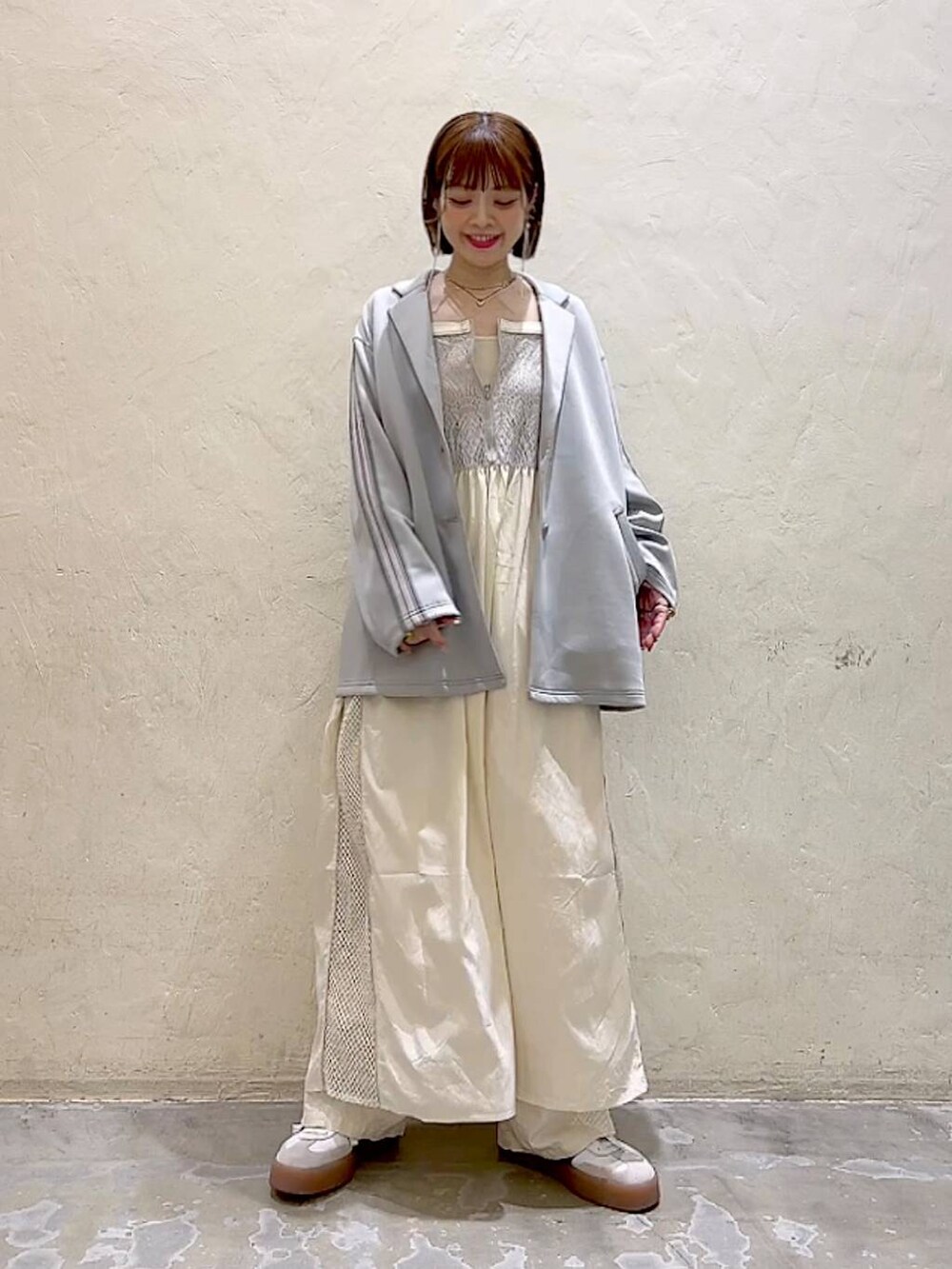 グレー系のテーラードジャケット、ベージュ系のその他パンツ、ベージュ系のワンピースを着用したレディースの夏コーディネートの2枚目の写真