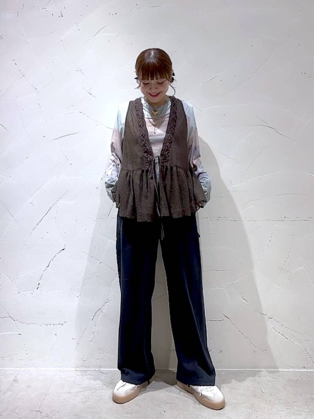 ベージュ系のTシャツ/カットソー、ブラック系のその他パンツ、ブラウン系のベストを着用したレディースの夏コーディネートの9枚目の写真