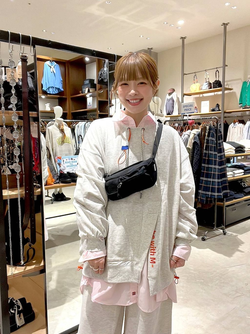 グレー系のスウェットパンツ、ピンク系のシャツ/ブラウス、ブラック系のボディバッグ/ウエストポーチを着用したレディースの冬コーディネートの3枚目の写真