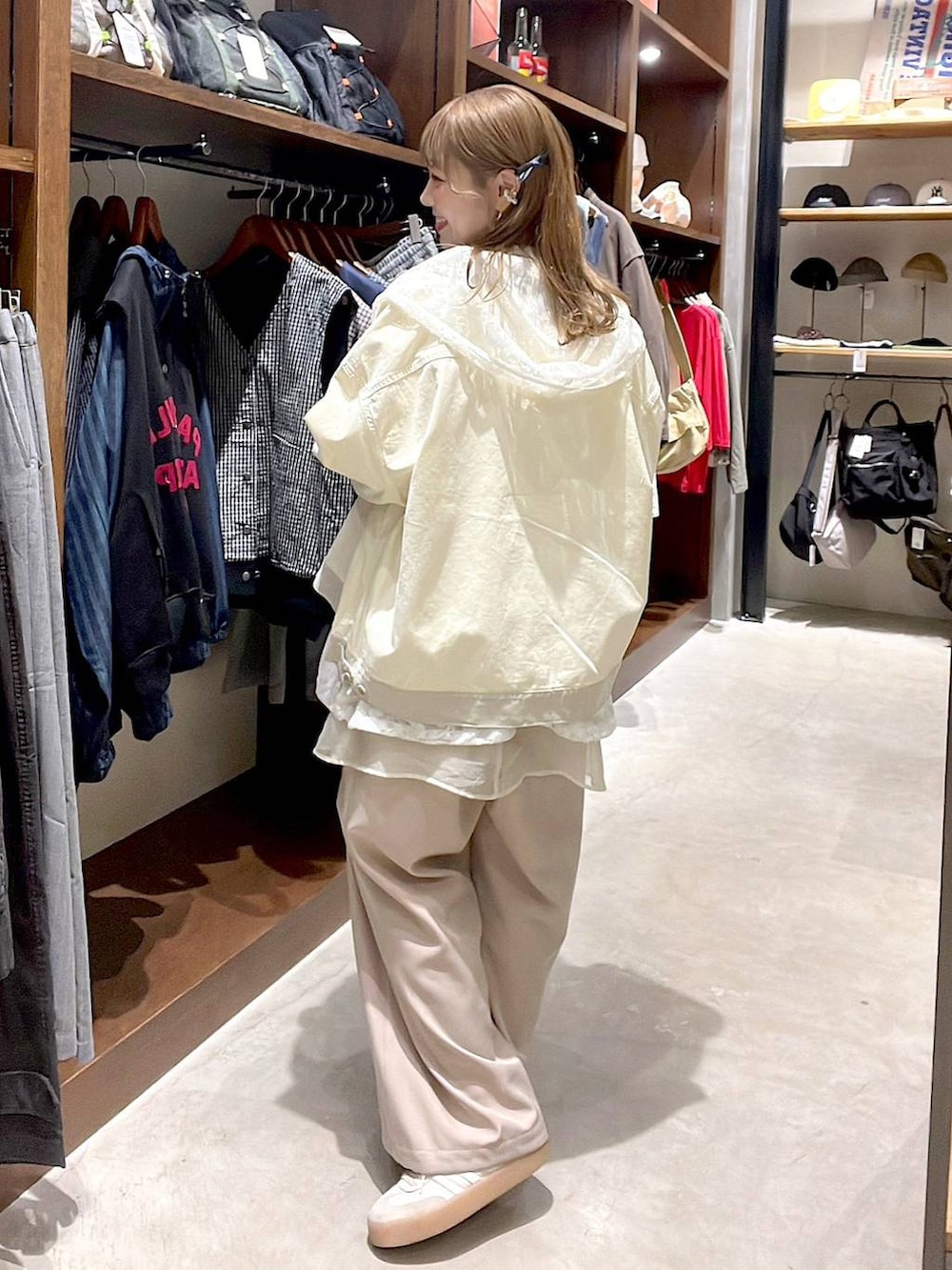 ホワイト系のベスト、ベージュ系のボディバッグ/ウエストポーチ、ホワイト系のブルゾンを着用したレディースの春コーディネートの5枚目の写真