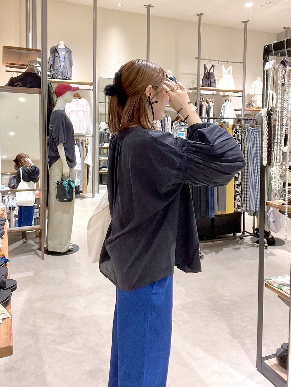 ベージュ系のトートバッグ、ブラック系のシャツ/ブラウス、ブルー系のその他パンツを着用したレディースの春コーディネートの8枚目の写真