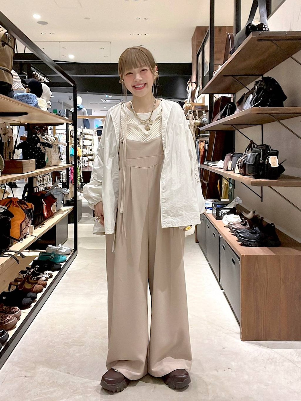 ベージュ系のブルゾン、ブラウン系のスニーカー、ホワイト系のTシャツ/カットソーを着用したレディースの春コーディネートの8枚目の写真