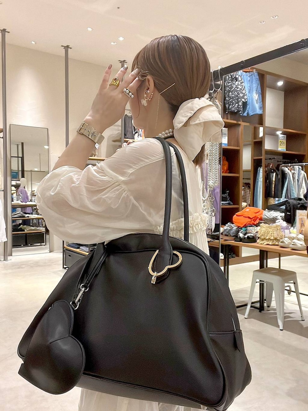 「ピアス、ネックレス、着痩せ・細見え、体型カバー、ナチュラル、ママコーデ、春コーデ、夏コーデ、カジュアル、niko and ...、淡色コーデ、Over40スタッフ、大人カジュアル、ワンピース、レイヤードスタイル」｜「Me%のハート2SETカラビナ　106345（その他雑貨、ベージュ系）」を使った、みきてぃ24さん（レディース・158cm）の春コーディネートの7枚目の写真