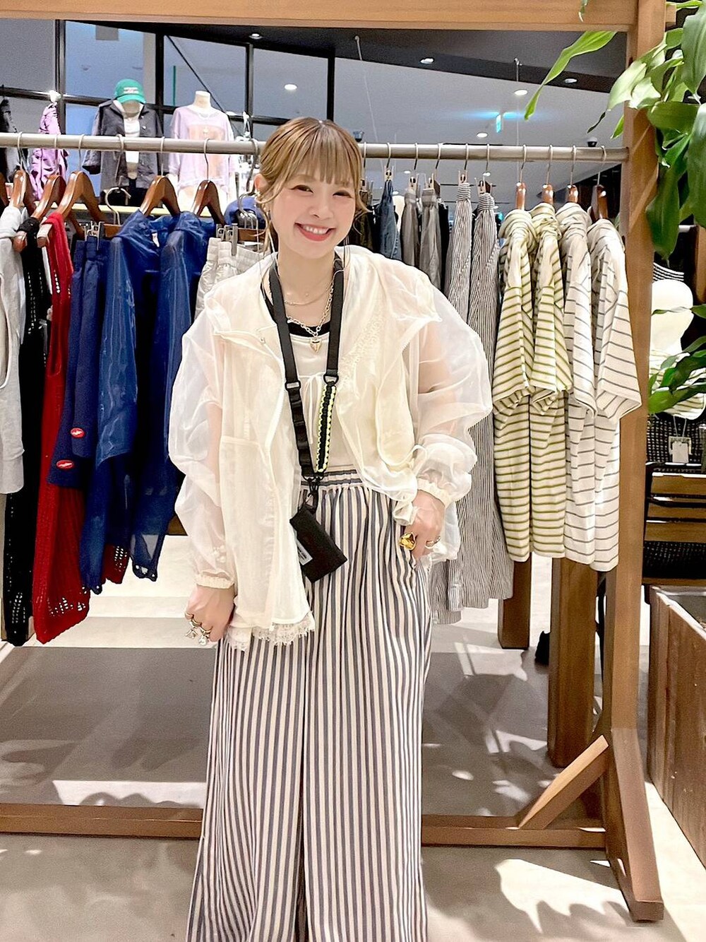 ブルー系のその他パンツ、ホワイト系のベスト、ホワイト系のタンクトップを着用したレディースの春コーディネートの3枚目の写真