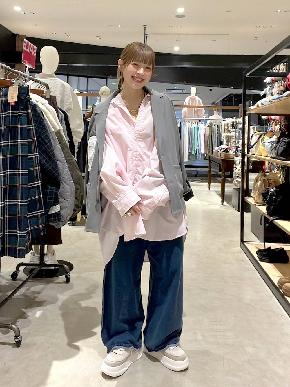 ベージュ系のスニーカー、ピンク系のシャツ/ブラウスを着用したレディースの冬コーディネートの2枚目の写真