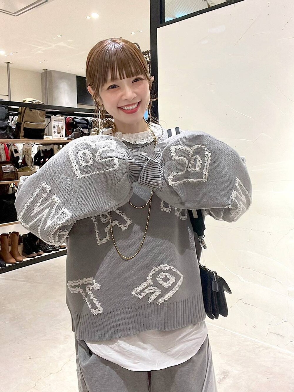 ブラック系のショルダーバッグ、その他のシャツ/ブラウス、その他のインテリア雑貨を着用したレディースの秋コーディネートの8枚目の写真