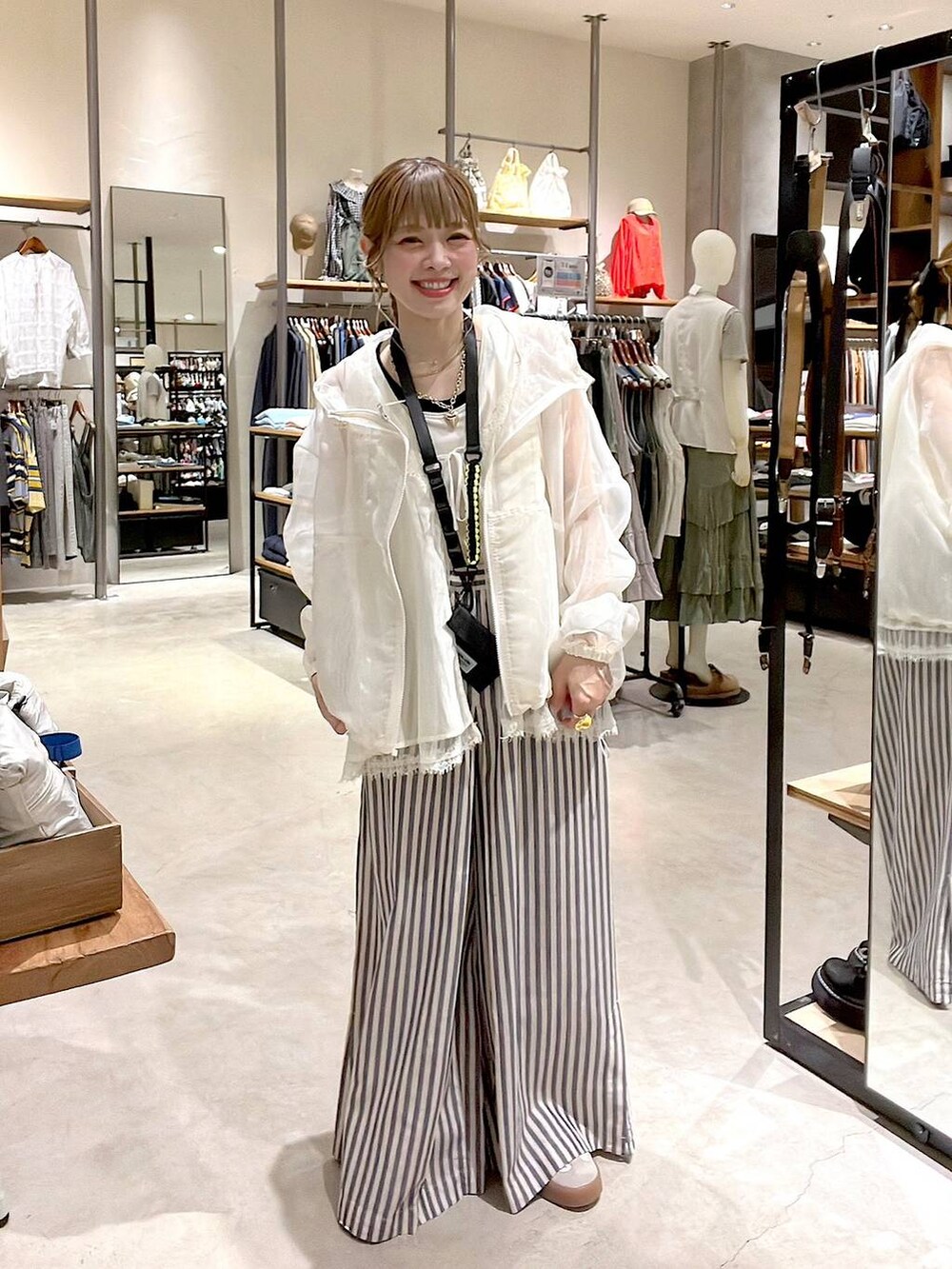 ブルー系のその他パンツ、ホワイト系のベスト、ホワイト系のタンクトップを着用したレディースの春コーディネートの6枚目の写真