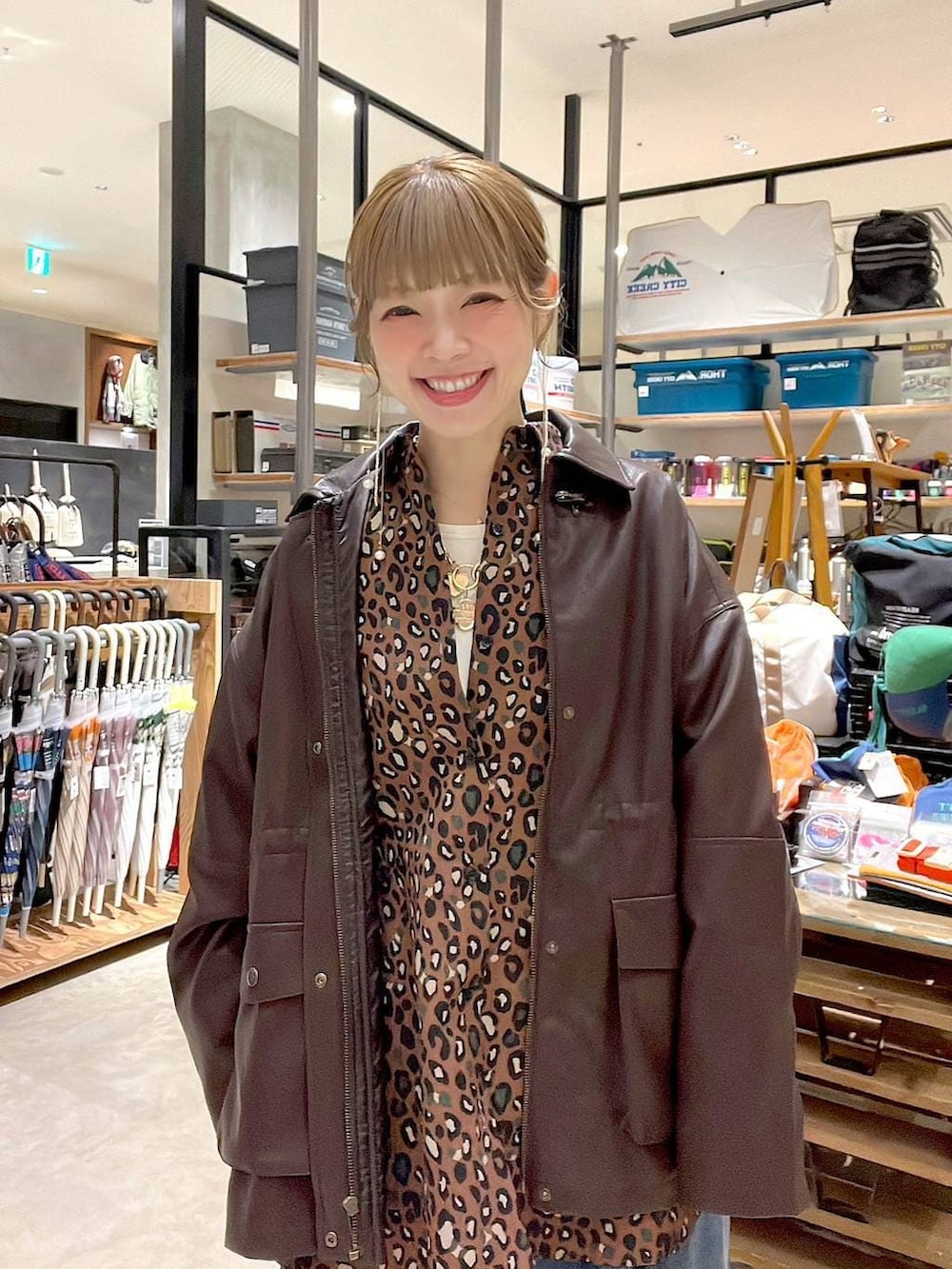 ブルー系のスカート、その他のその他シューズ、ブラウン系のミリタリージャケットを着用したレディースの冬コーディネートの7枚目の写真